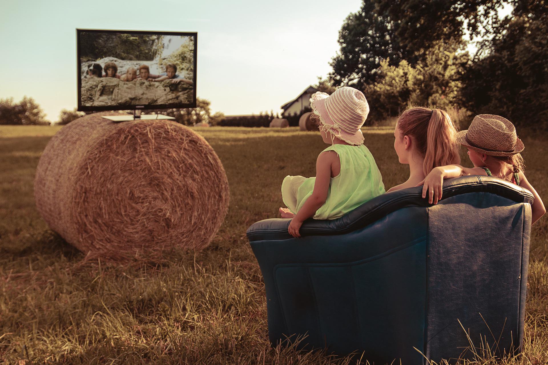 blickwechsel systemische beratung blick auf kreative ideen lösungen kinder strohballen tv fernseher